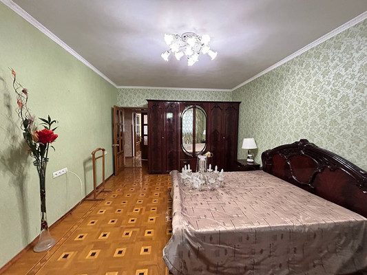 Продам трехкомнатную (3-комн.) квартиру, Генерала Захарова ул, 9к2, Симферополь г