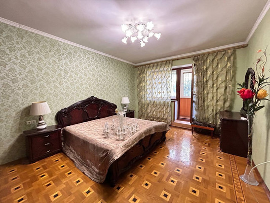 Продам трехкомнатную (3-комн.) квартиру, Генерала Захарова ул, 9к2, Симферополь г