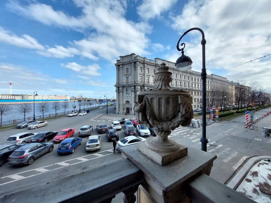 Продам трехкомнатную (3-комн.) квартиру, Биржевой пер, 1/10А, Санкт-Петербург г