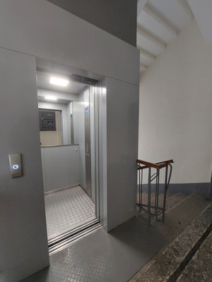 Продам трехкомнатную (3-комн.) квартиру, Биржевой пер, 1/10А, Санкт-Петербург г
