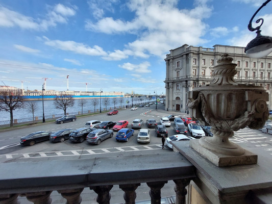 Продам трехкомнатную (3-комн.) квартиру, Биржевой пер, 1/10А, Санкт-Петербург г