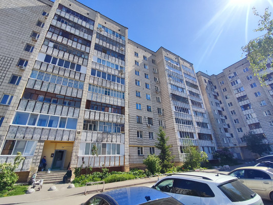 Продам двухкомнатную (2-комн.) квартиру, Космонавтов ул, 49, Казань г