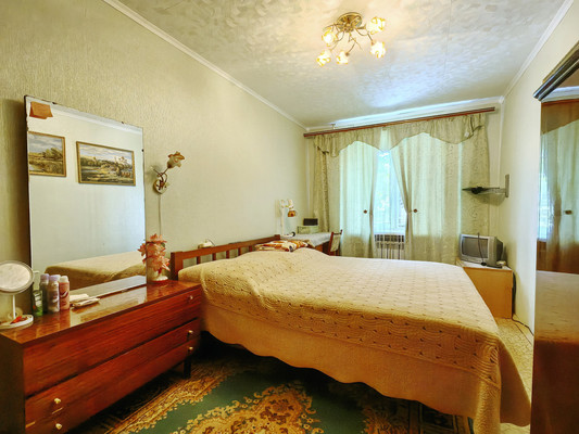 Продам трехкомнатную (3-комн.) квартиру, Циолковского ул, 3, Кременки г