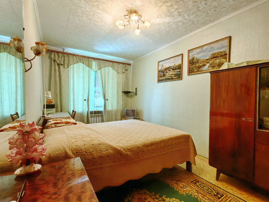 Продам трехкомнатную (3-комн.) квартиру, Циолковского ул, 3, Кременки г