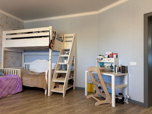 Продам трехкомнатную (3-комн.) квартиру, Глинки ул, 1, Калининград г