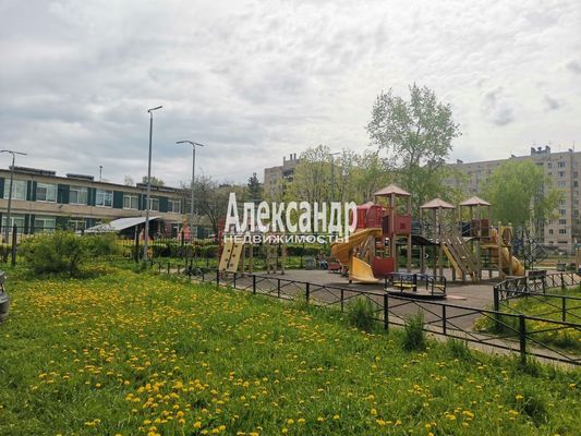 Продам трехкомнатную (3-комн.) квартиру, Пионерстроя ул, 18, Санкт-Петербург г
