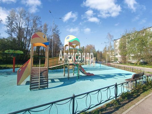 Продам трехкомнатную (3-комн.) квартиру, Кировские Дачи ул, 3А, Выборг г