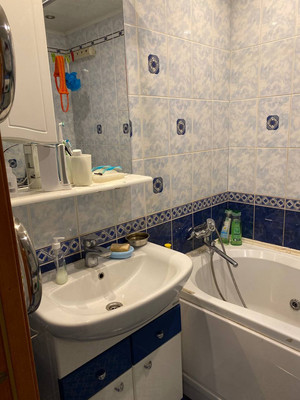 Продам трехкомнатную (3-комн.) квартиру, Карпинского ул, 33к1, Санкт-Петербург г
