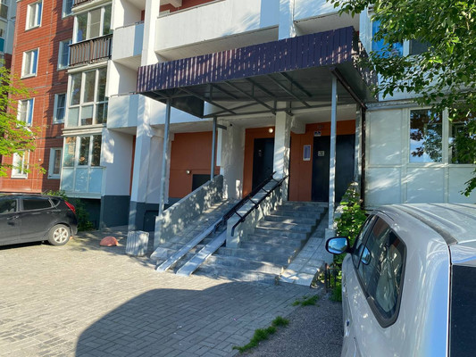 Продам трехкомнатную (3-комн.) квартиру, Карпинского ул, 33к1, Санкт-Петербург г