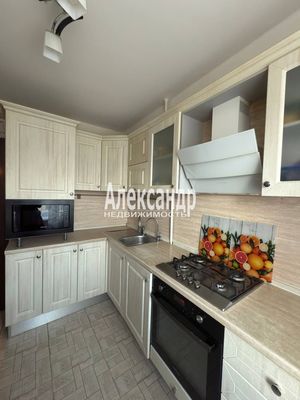 Продам трехкомнатную (3-комн.) квартиру, Просвещения пр-кт, 104, Санкт-Петербург г