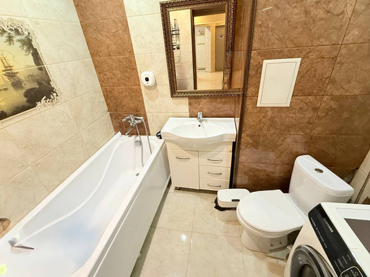Продам трехкомнатную (3-комн.) квартиру, Калинина ул, 250кБ, Нальчик г