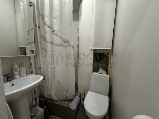 Продам двухкомнатную (2-комн.) квартиру, Миллионная ул, 15к3, Москва г