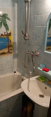 Продам трехкомнатную (3-комн.) квартиру, Таганрогская ул, 124/2, Ростов-на-Дону г