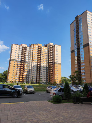 Продам трехкомнатную (3-комн.) квартиру, им. Героя Георгия Бочарникова ул, 8к2, Краснодар г