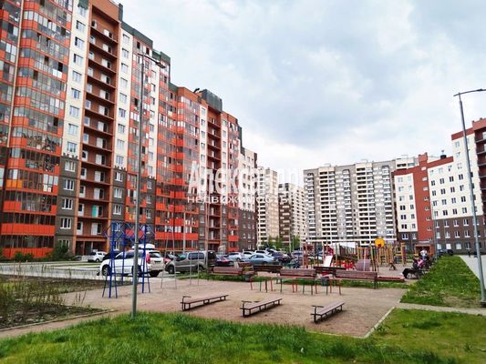 Продам трехкомнатную (3-комн.) квартиру, Шоссе в Лаврики ул, 78к2, Мурино п