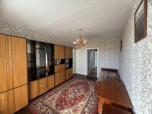 Продам трехкомнатную (3-комн.) квартиру, Гагарина ул, 17а, Симферополь г