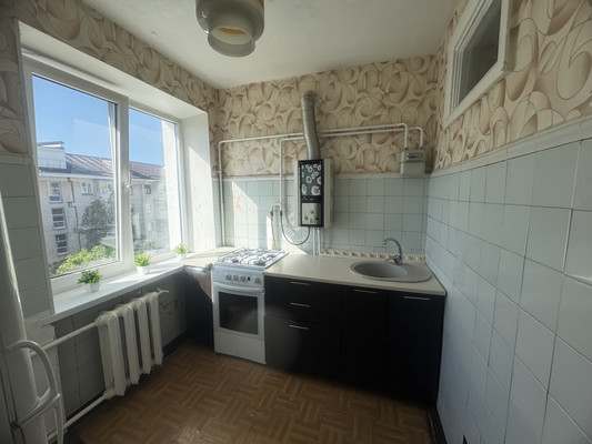 Продам трехкомнатную (3-комн.) квартиру, Гагарина ул, 17а, Симферополь г