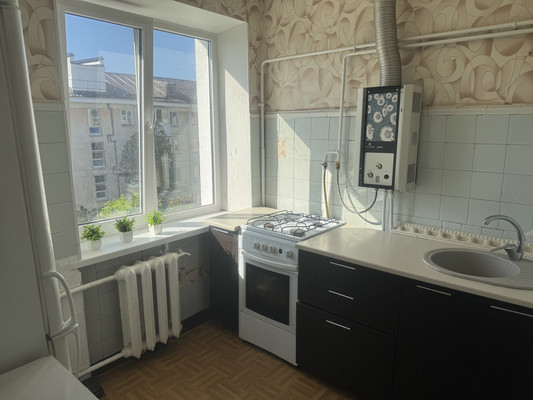 Продам трехкомнатную (3-комн.) квартиру, Гагарина ул, 17а, Симферополь г