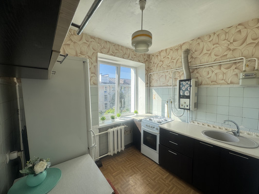 Продам трехкомнатную (3-комн.) квартиру, Гагарина ул, 17а, Симферополь г