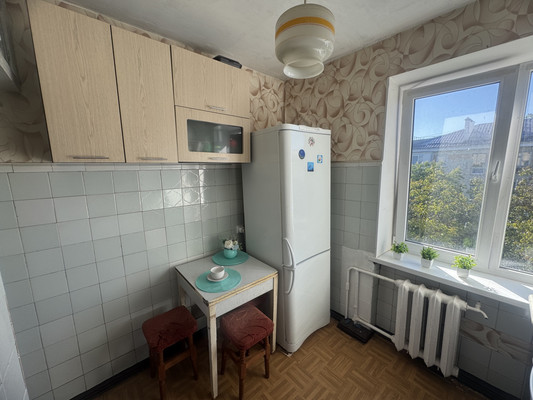 Продам трехкомнатную (3-комн.) квартиру, Гагарина ул, 17а, Симферополь г