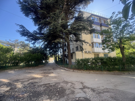 Продам трехкомнатную (3-комн.) квартиру, Гагарина ул, 17а, Симферополь г
