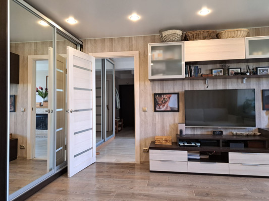 Продам трехкомнатную (3-комн.) квартиру, Искровский пр-кт, 4к3, Санкт-Петербург г