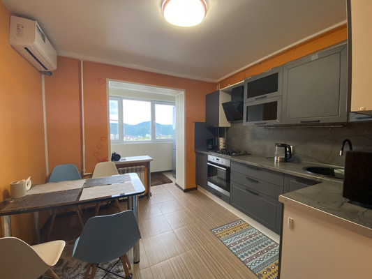 Продам трехкомнатную (3-комн.) квартиру, Звездная ул, 28, Туапсе г