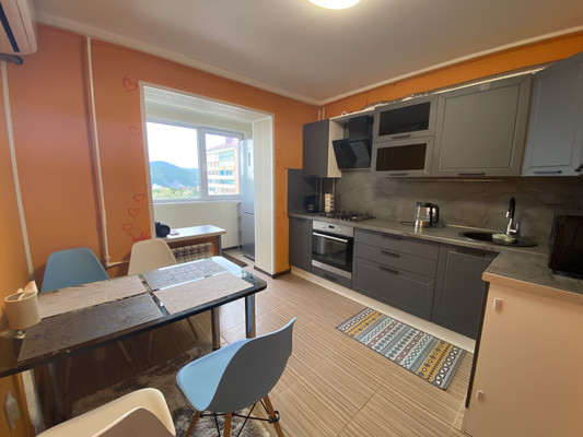 Продам трехкомнатную (3-комн.) квартиру, Звездная ул, 28, Туапсе г