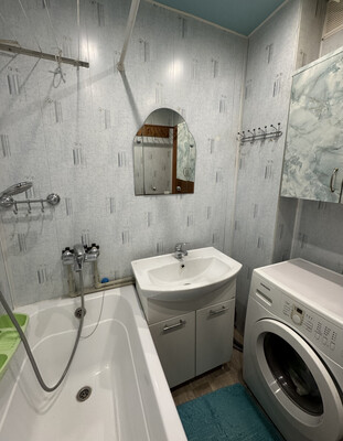 Продам трехкомнатную (3-комн.) квартиру, Восточная ул, 22, Киров г