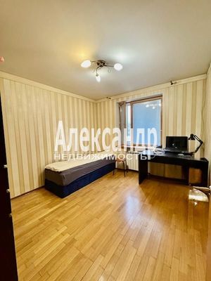 Продам трехкомнатную (3-комн.) квартиру, Большая Каменная ул, 3Б, Выборг г