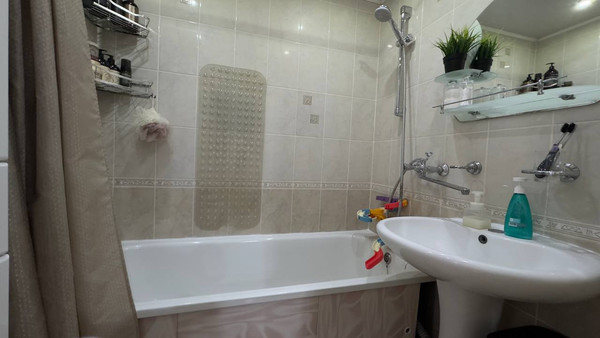 Продам трехкомнатную (3-комн.) квартиру, 35-й мкр, 39, Октябрьский г
