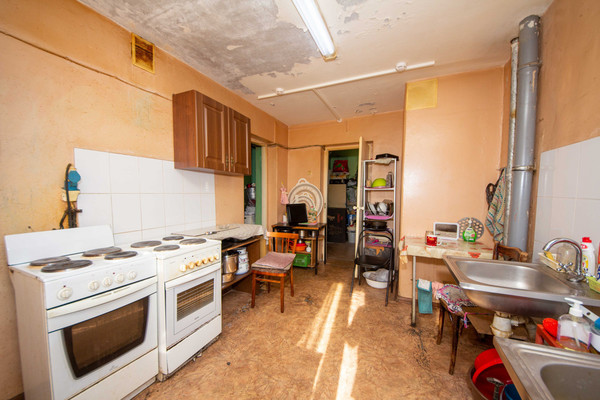 Продам 3-комн. в 8-комн. квартире, Богатырский пр-кт, 11Ак1, Санкт-Петербург г