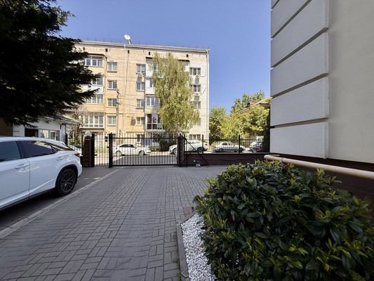 Продам многокомнатную квартиру, Эскадронная ул, 6а, Симферополь г