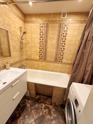 Продам трехкомнатную (3-комн.) квартиру, Максимова ул, 40, Казань г