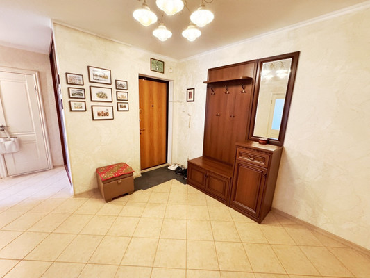 Продам трехкомнатную (3-комн.) квартиру, Максимова ул, 40, Казань г