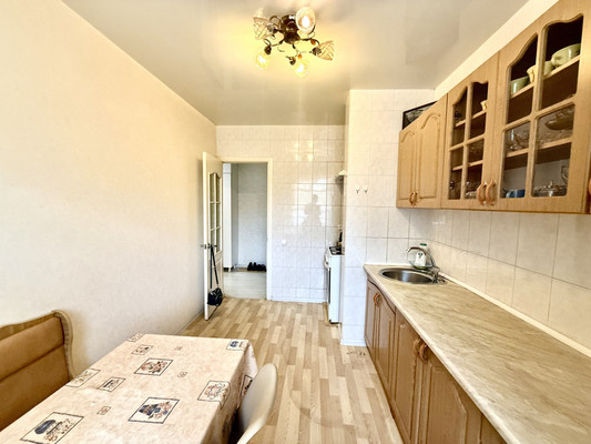 Продам трехкомнатную (3-комн.) квартиру, Миллера Ж.А. ул, 6а, Симферополь г