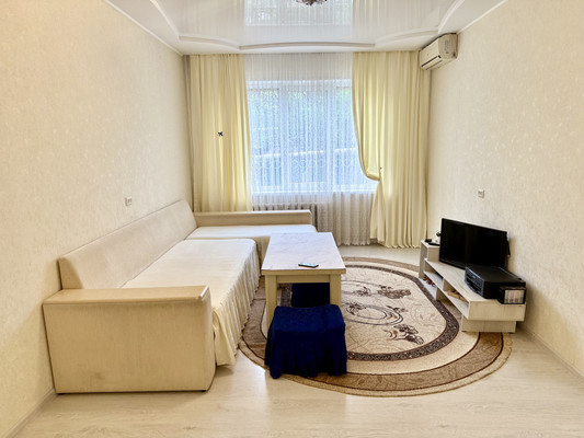 Продам трехкомнатную (3-комн.) квартиру, Миллера Ж.А. ул, 6а, Симферополь г