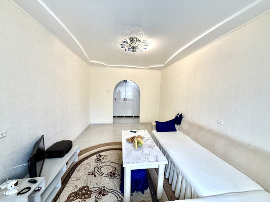 Продам трехкомнатную (3-комн.) квартиру, Миллера Ж.А. ул, 6а, Симферополь г