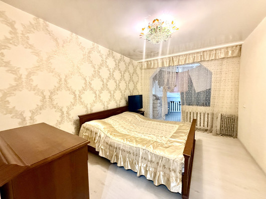 Продам трехкомнатную (3-комн.) квартиру, Миллера Ж.А. ул, 6а, Симферополь г