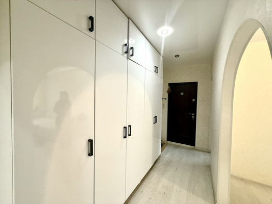 Продам трехкомнатную (3-комн.) квартиру, Миллера Ж.А. ул, 6а, Симферополь г