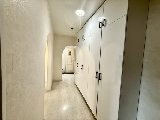 Продам трехкомнатную (3-комн.) квартиру, Миллера Ж.А. ул, 6а, Симферополь г