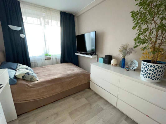 Продам трехкомнатную (3-комн.) квартиру, Купчинская ул, 10к2, Санкт-Петербург г