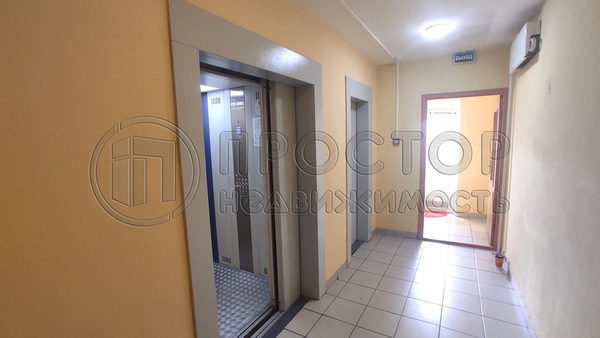 Продам трехкомнатную (3-комн.) квартиру, Южная ул, 14, Дрожжино рп