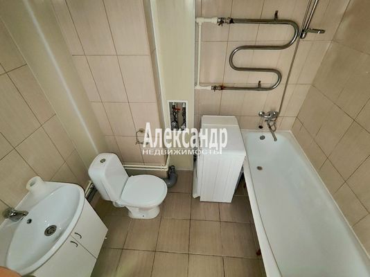 Продам трехкомнатную (3-комн.) квартиру, Центральная ул, 50к1, Кудрово г