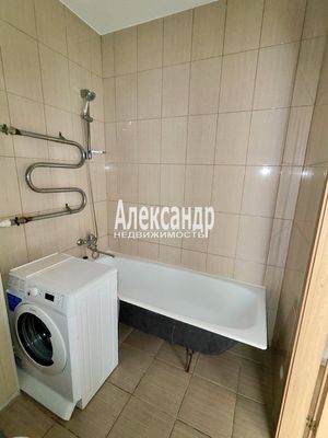 Продам трехкомнатную (3-комн.) квартиру, Центральная ул, 50к1, Кудрово г