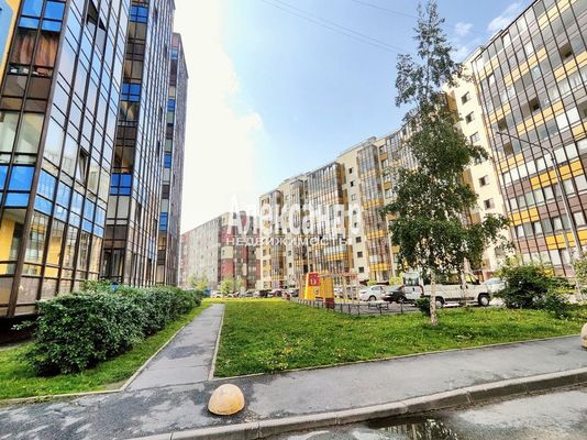 Продам трехкомнатную (3-комн.) квартиру, Центральная ул, 50к1, Кудрово г