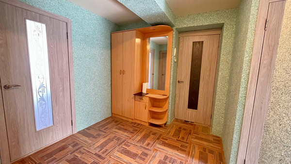 Продам трехкомнатную (3-комн.) квартиру, 3-й мкр, 1, Ольгинка с