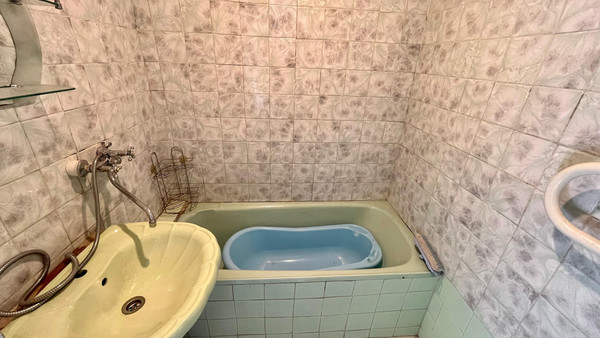 Продам трехкомнатную (3-комн.) квартиру, 3-й мкр, 1, Ольгинка с