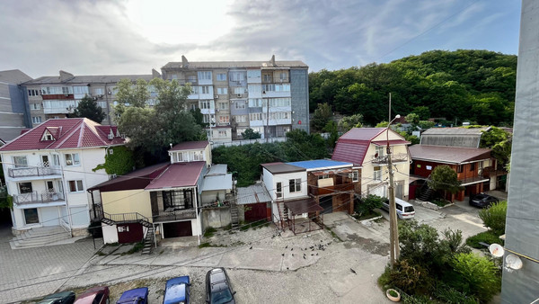 Продам трехкомнатную (3-комн.) квартиру, 3-й мкр, 1, Ольгинка с