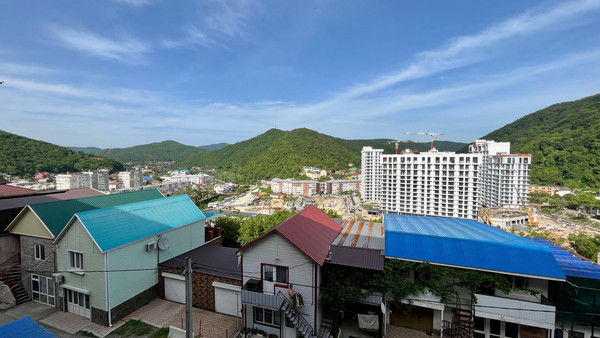 Продам трехкомнатную (3-комн.) квартиру, 3-й мкр, 1, Ольгинка с